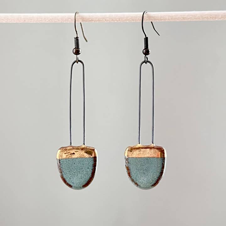 Turkosa halvcirkelörhängen för wholesale av The Artifact House