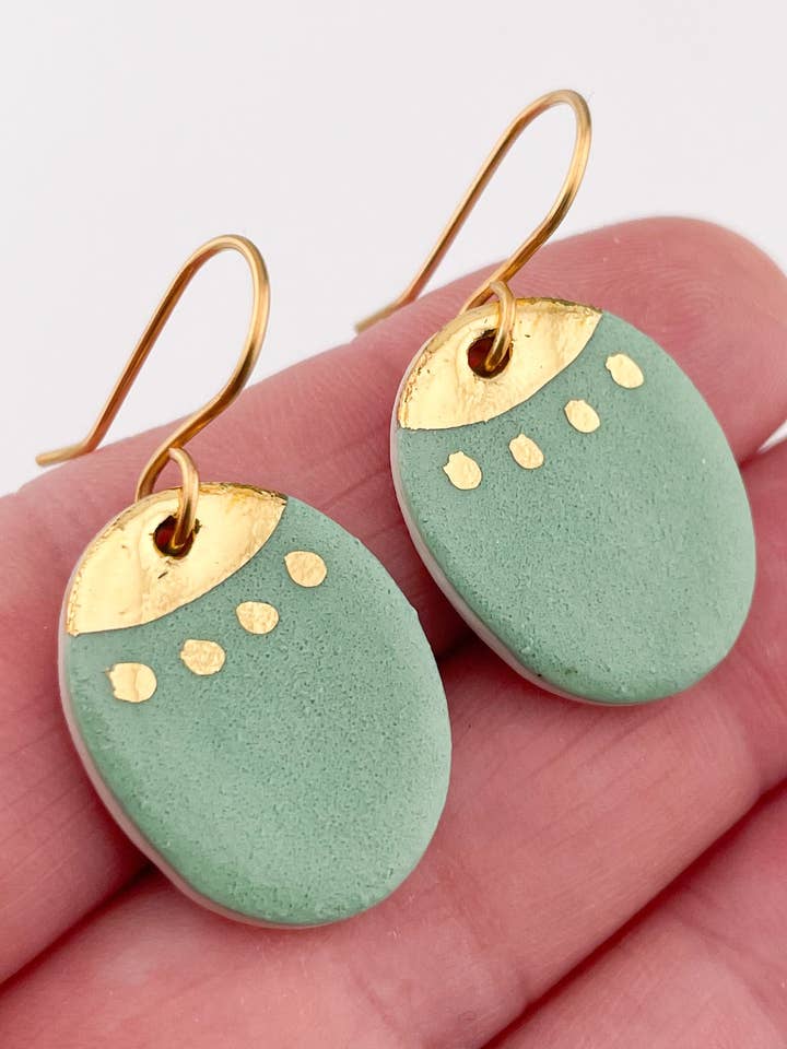 Pistaziengrüne Kugel-Ohrringe für den Großhandel von Clay Blanca