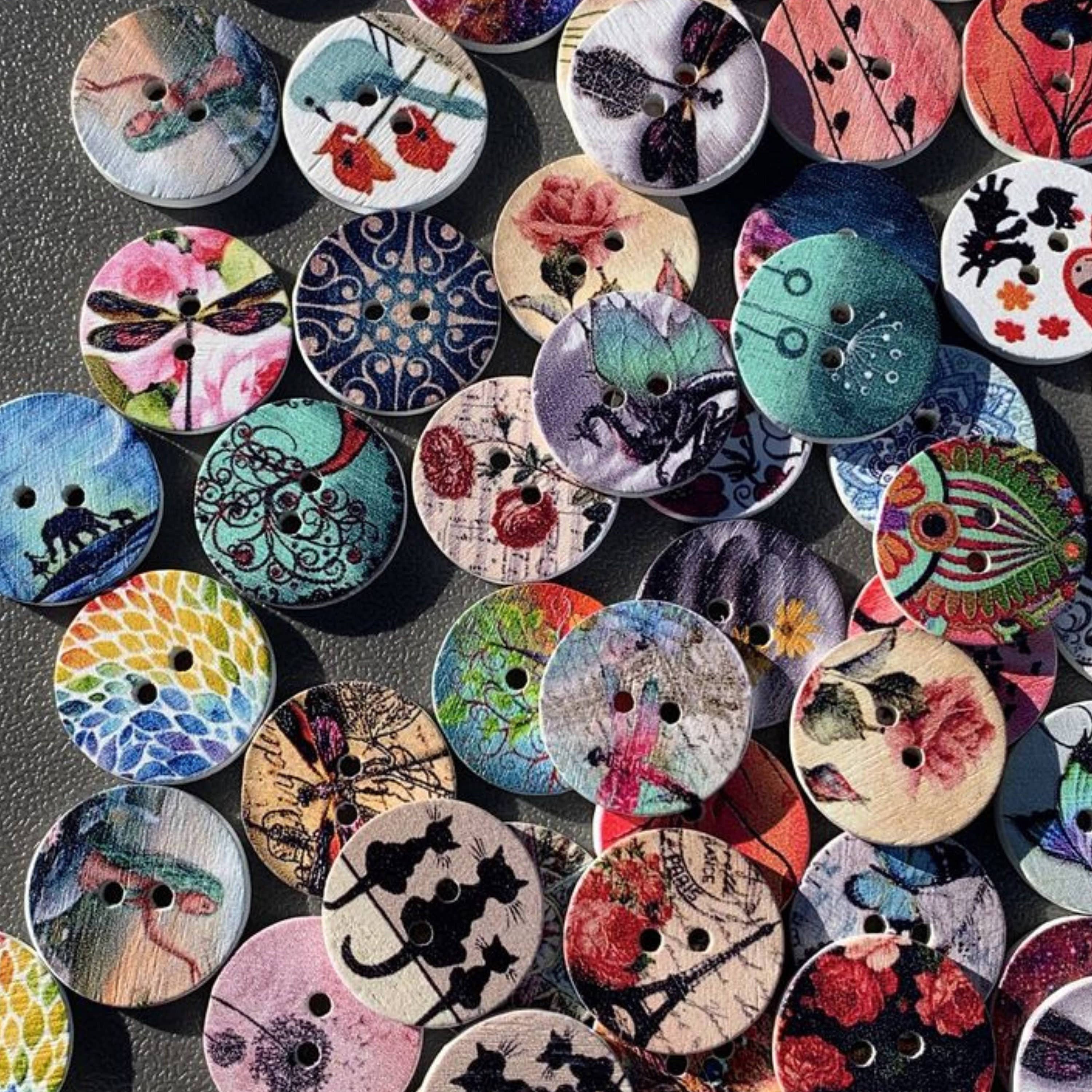 Magnifique Hearts – Großhandel Knopf/Druckknopf zum Annähen – Bunte Holzknöpfe mit Kunstmotiven, 19 mm, 2-Loch, zum Basteln4