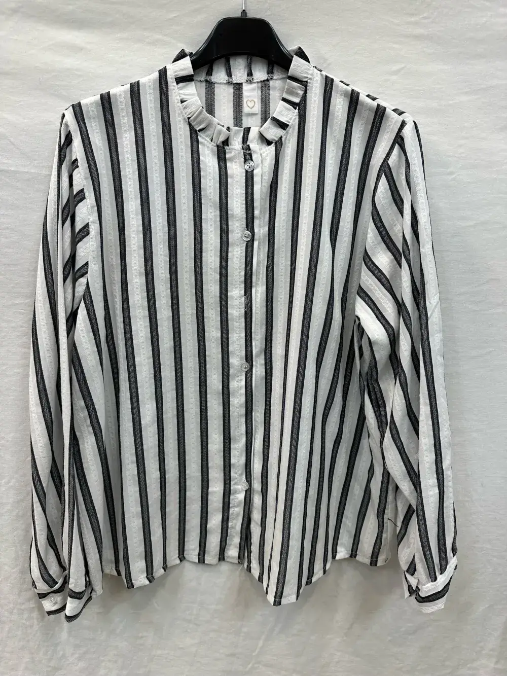 Mimi & Gogo - Wholesale Overhemd met knopen - Dames - Gestreept overhemd met ruches aan de kraag7