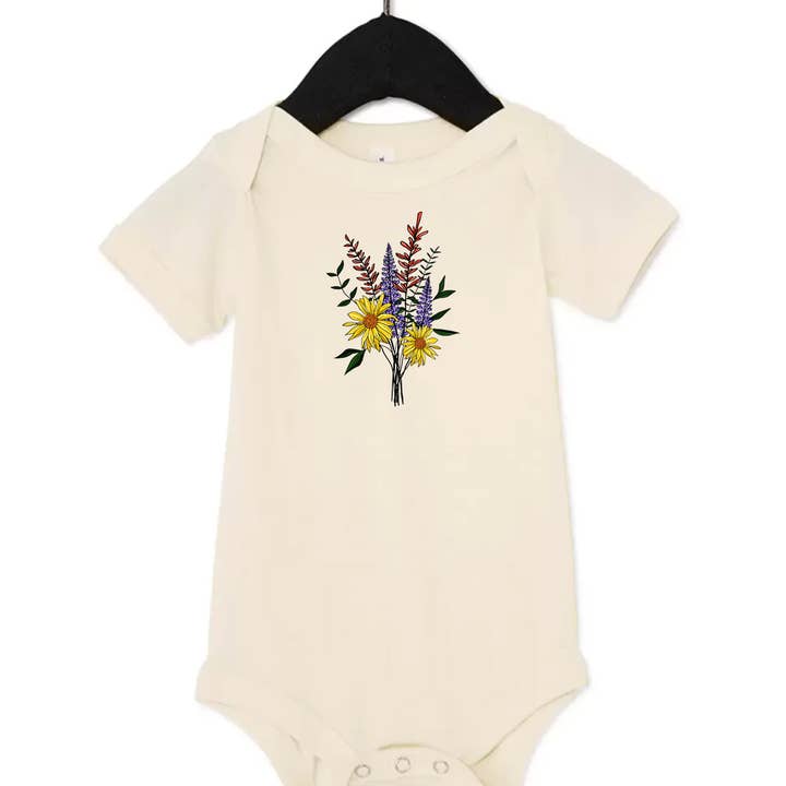 Babyrompertje met wilde bloemen voor wholesale door Mountain Attire