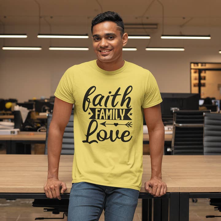 FOI, FAMILLE, AMOUR - T-shirt unisexe chrétien 100 % coton pour la vente par VILNO Apparel