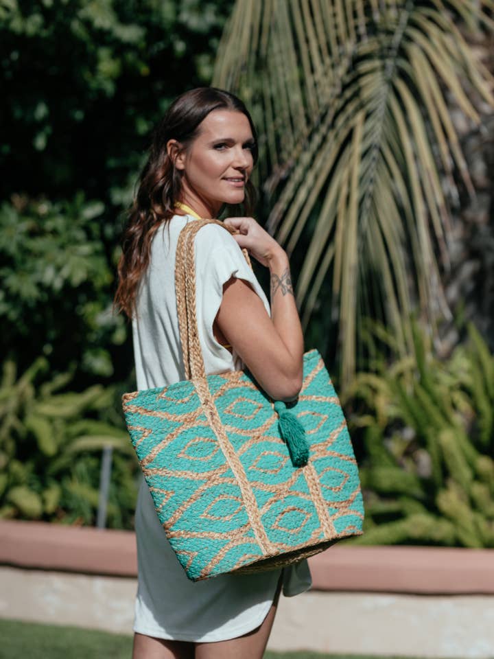 Cabas en jute avec diamants turquoise pour la vente par Bette