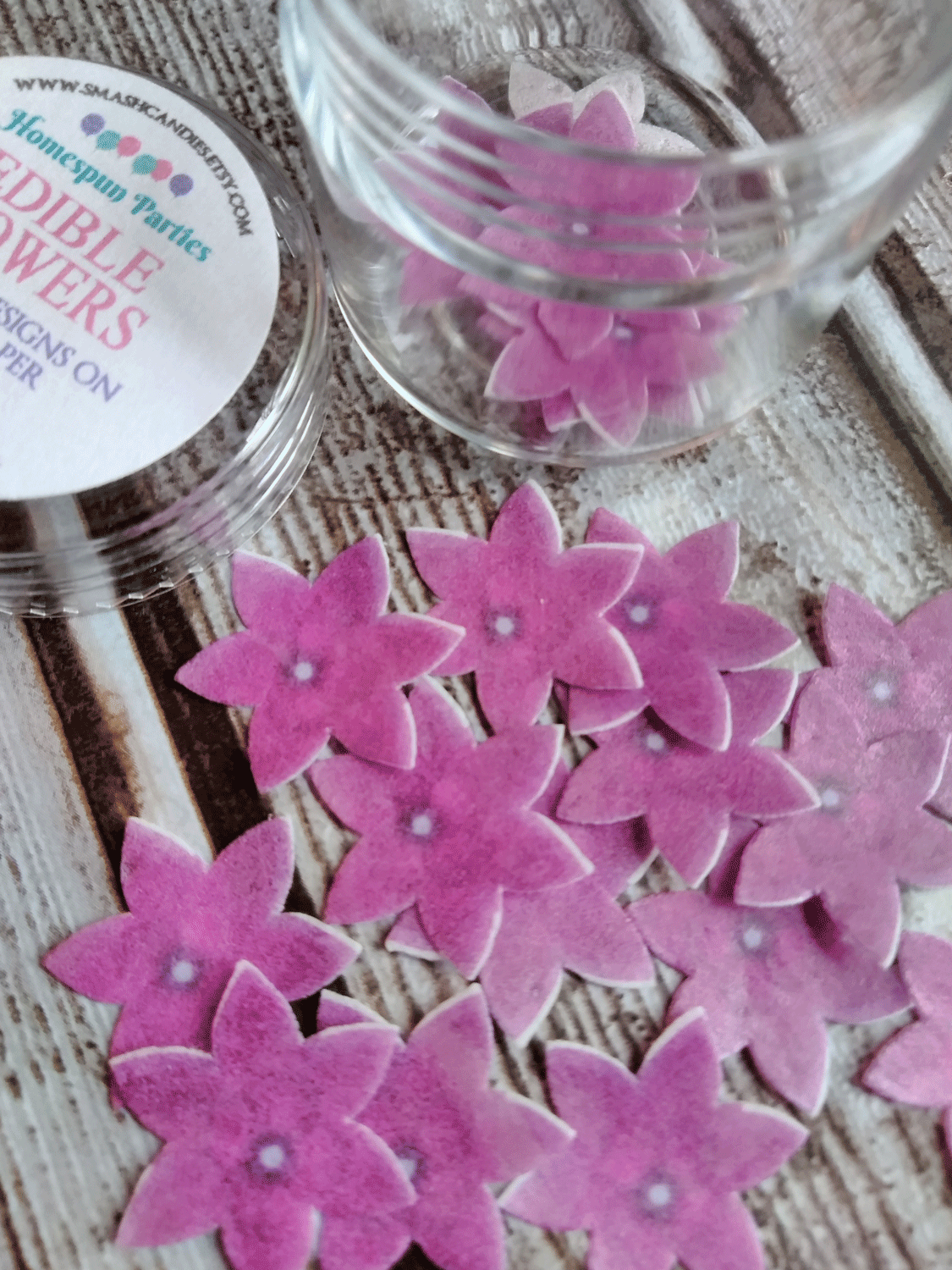 Homespun Parties - Vente Kit de décoration de gâteau - Décorations comestibles pour gâteaux en papier gaufrette en forme de mini-fleurs violettes1