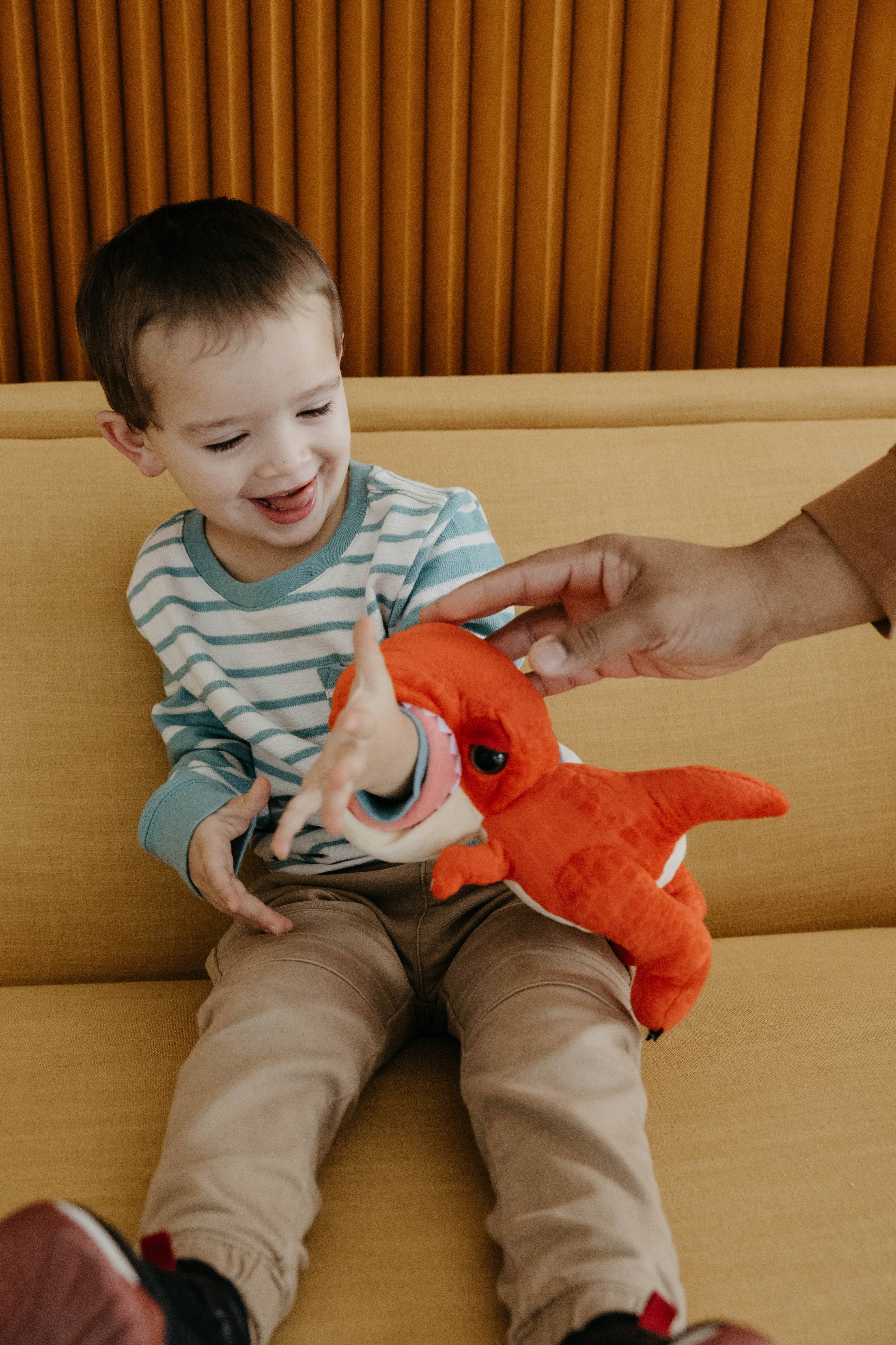 The Petting Zoo – Engroshandel Plyslegetøj - Børn og baby – 9" (23 cm) Slapstix Armbånd T-Rex Dinosaur Plysdyr Rød1