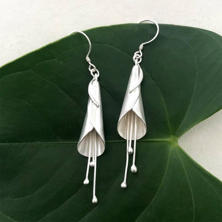 Calla Lily Örhängen - Sterling Silver, indonesien för wholesale av Women's Peace Collection