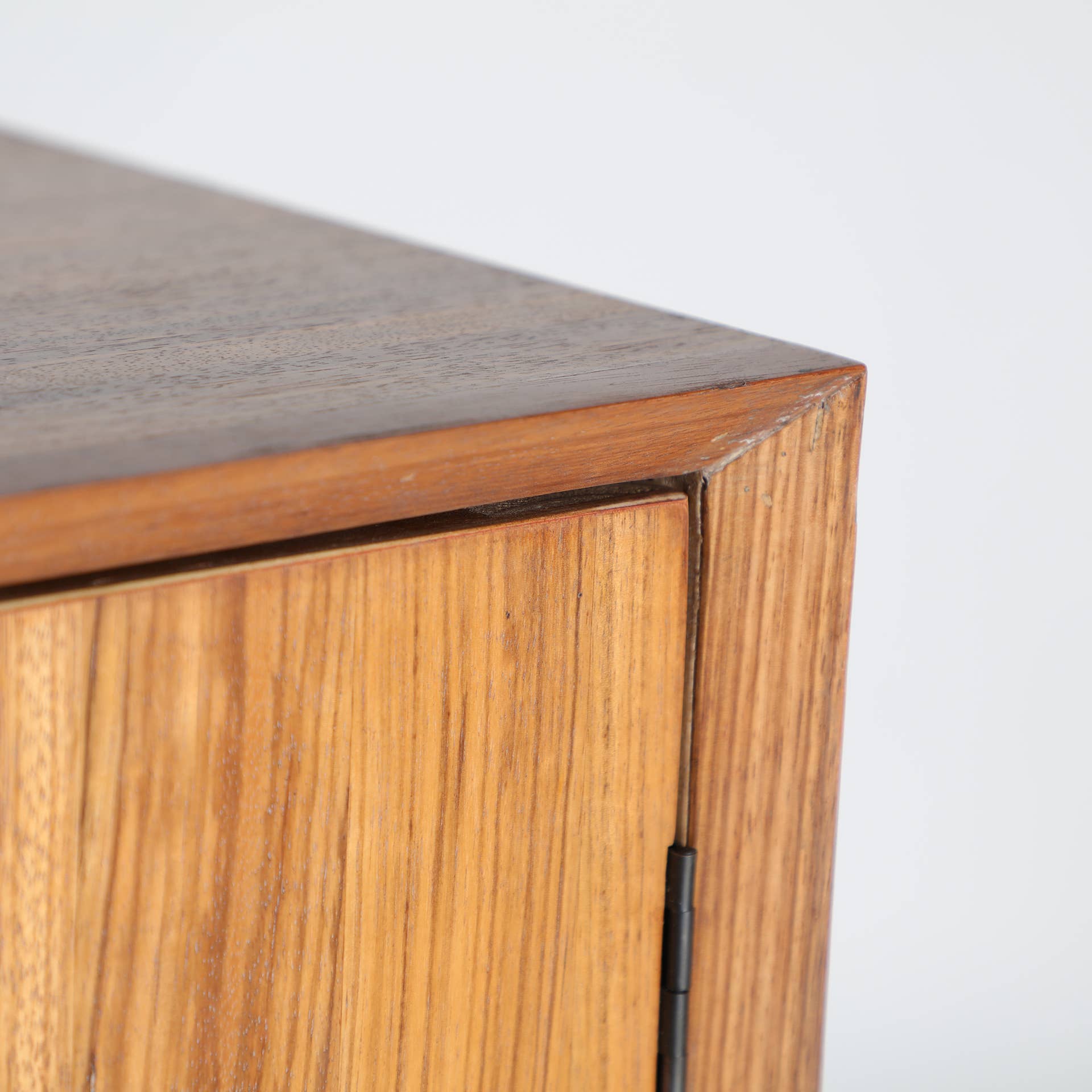 Kodu Home Design - Wholesale Sideboard - Fir wood sideboard in brown color, measuring 180x40x85cm4