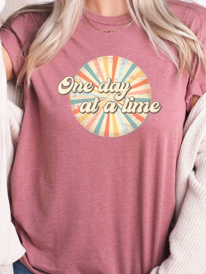 Chemise de motivation rétro One Day At A Time pour la vente par Midday USA