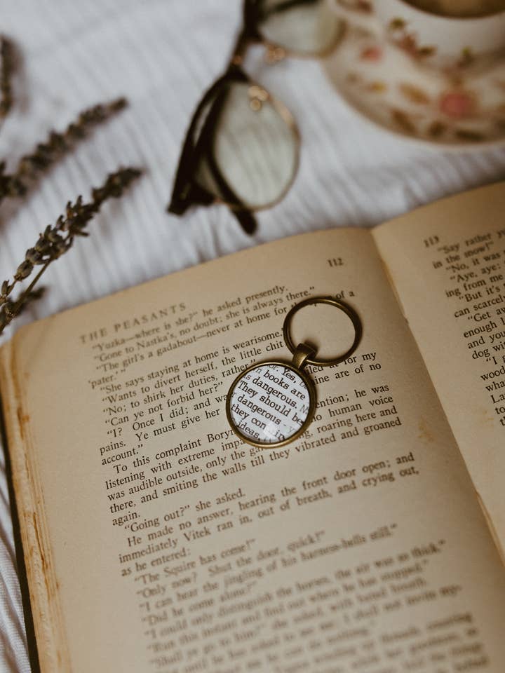 Bookish Keychain | Boeken zouden gevaarlijk moeten zijn voor wholesale door The Authored Shop