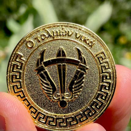 Motto Medallions – wholesale Samlarobjekt mynt – Vem vågar vinner/O Tolmon Nika Motto Medallion3