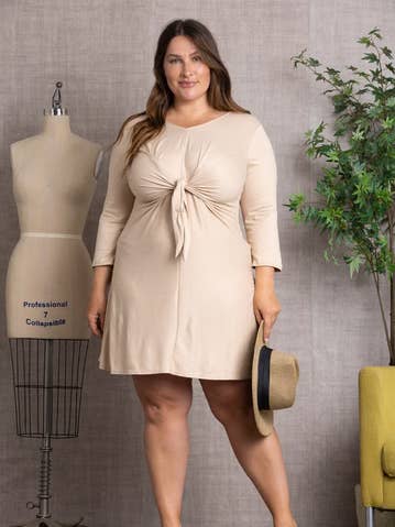 ABITO MIDI PLUS SIZE ADERENTE CON CRAVATTA per la vendita all'ingrosso da parte di Stylish Wholesale