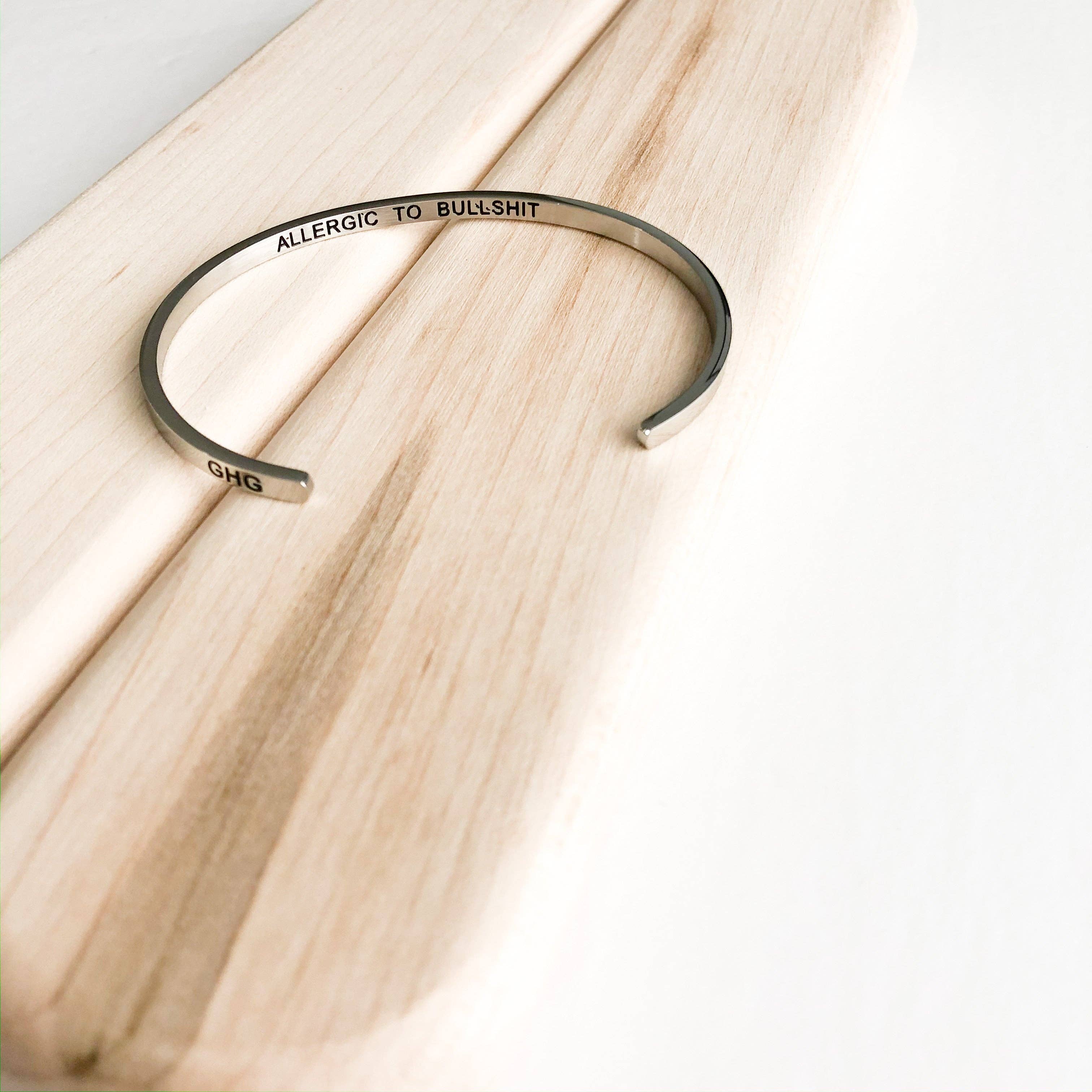 Glass House Goods - Vendita all'ingrosso Bracciale a polsino - ALLERGICO ALLE STRONZATE10