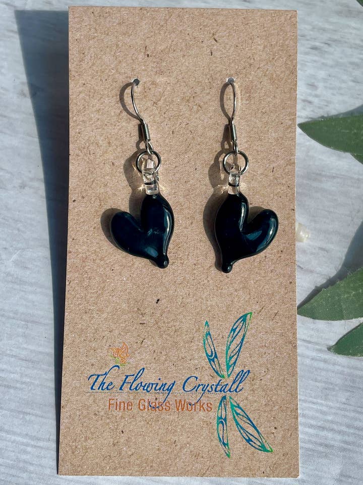 Orecchini pendenti a forma di cuore neri con filo in acciaio chirurgico per la vendita all'ingrosso da parte di The Flowing Crystall