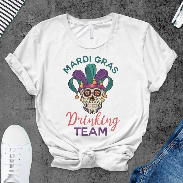 T-shirt Mardi Gras Drinking Team, t-shirt graphique avec masque de crâne festif, chemise de fête de carnaval unisexe pour la vente par FreakyTeeFactory