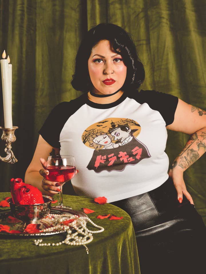 T-shirt court à manches raglan Dracula Noir en blanc/noir pour la vente par Mischief Made