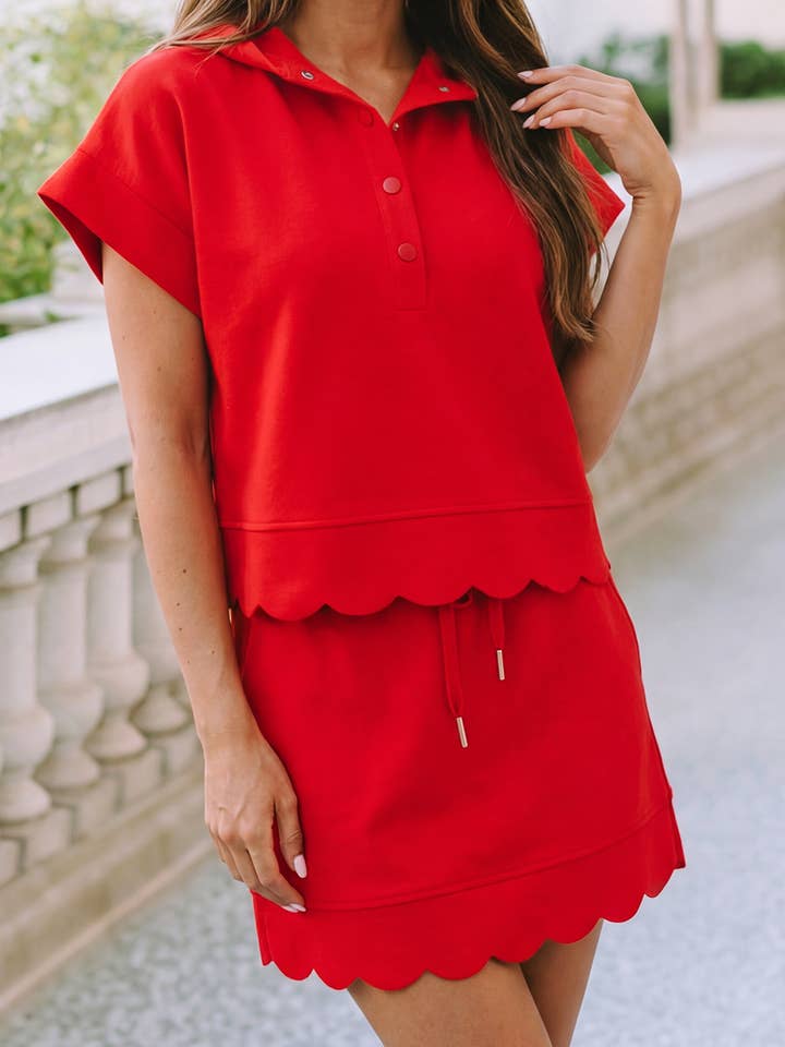 Ensemble 2 pièces LDC — top henley à bords festonnés et jupe mini à cordon pour la vente par Little Daisy Closet