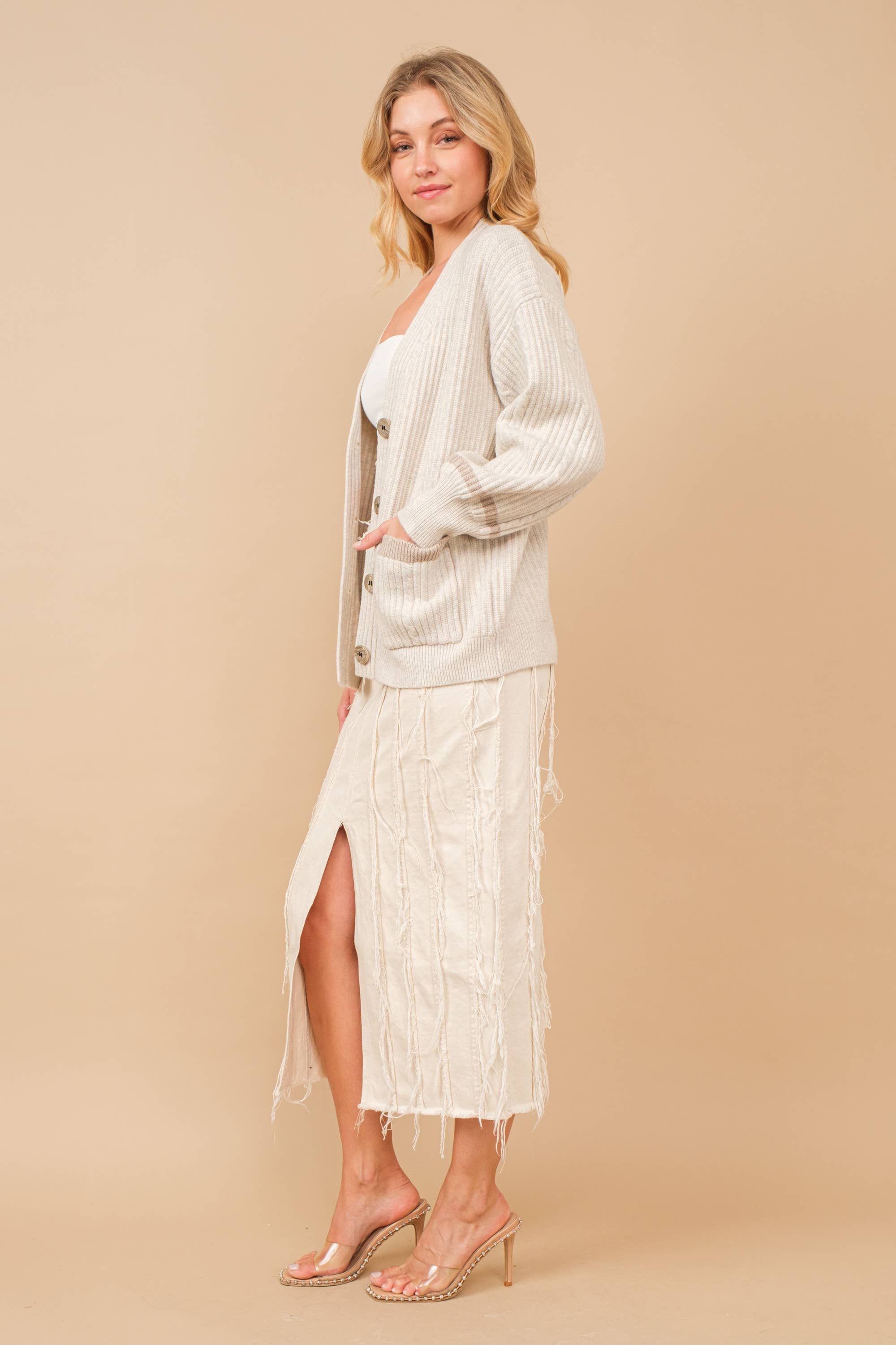 HAVRE 80231W - Kabelstickad tröja med knappar och detaljer för wholesale på Faire5