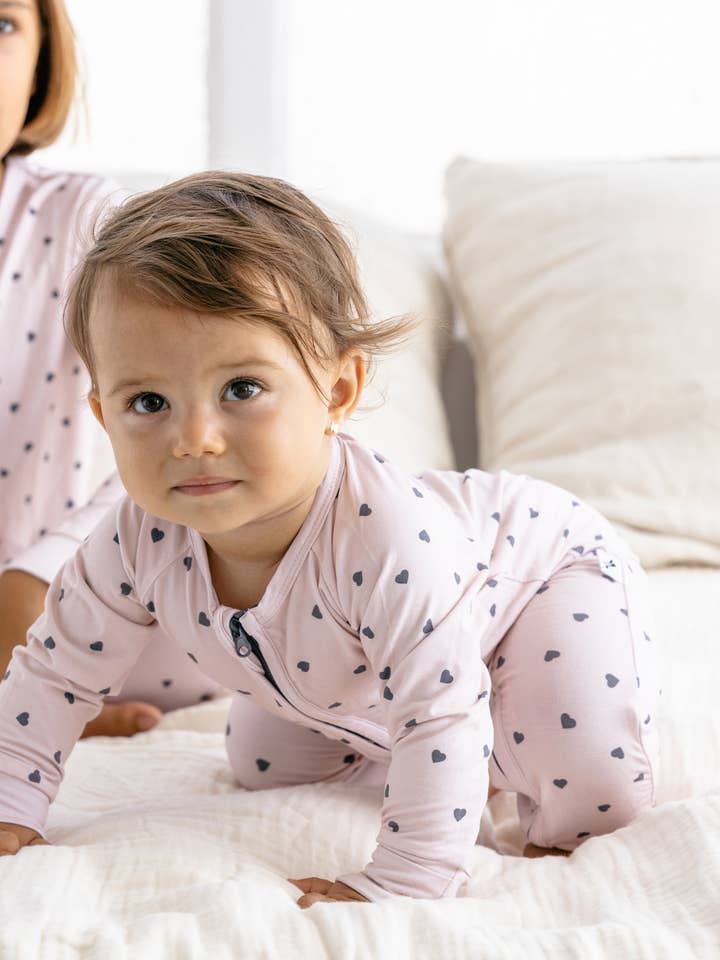 Tutina con cerniera in bambù Little Hearts per la vendita all'ingrosso da parte di Lilulila