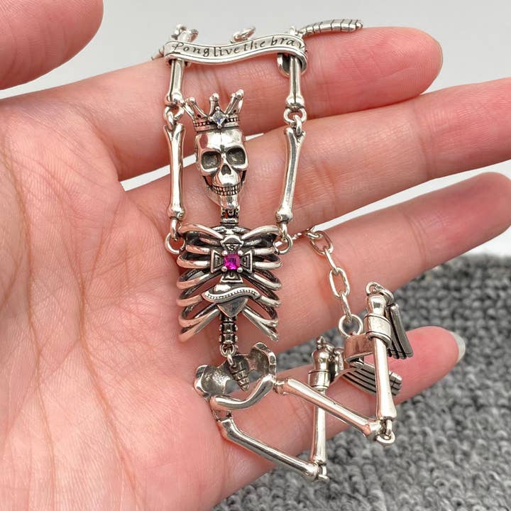 Mio Queena – Großhandel Armband mit Charms/Anhängern – GT-Charm-Armband aus versilbertem Sling-Skelett mit gotischem Design1