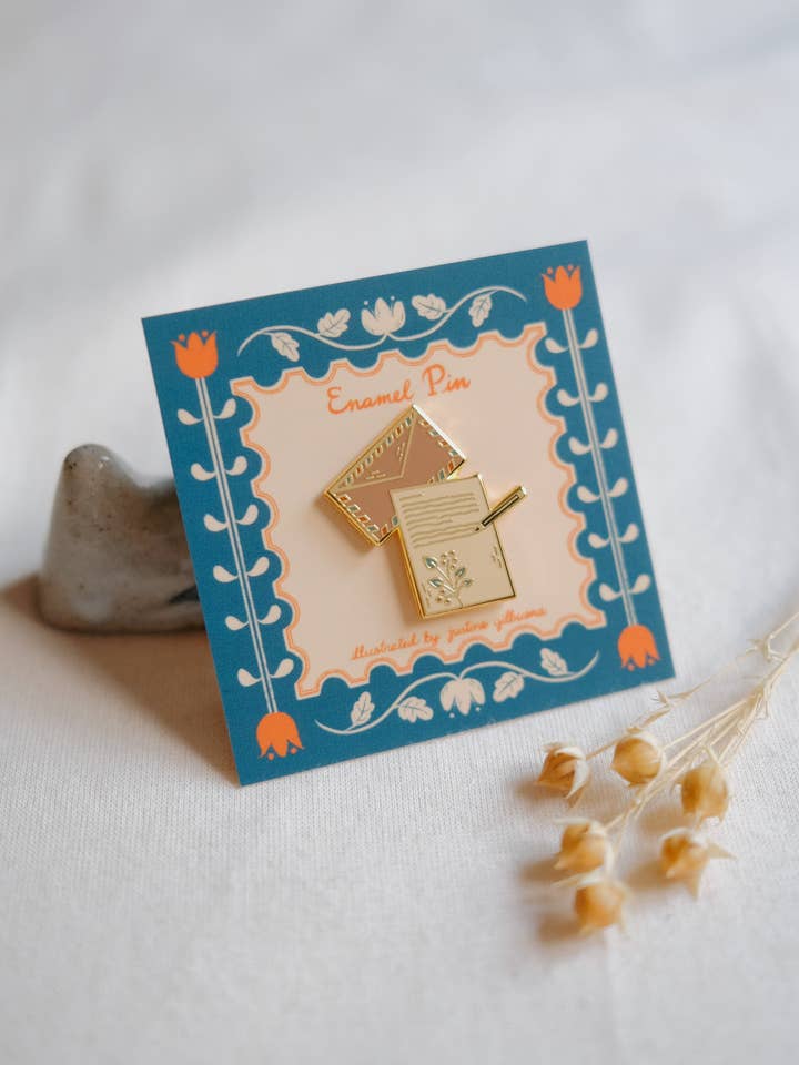 Épinglette en émail Snail Mail pour la vente par Justine Gilbuena