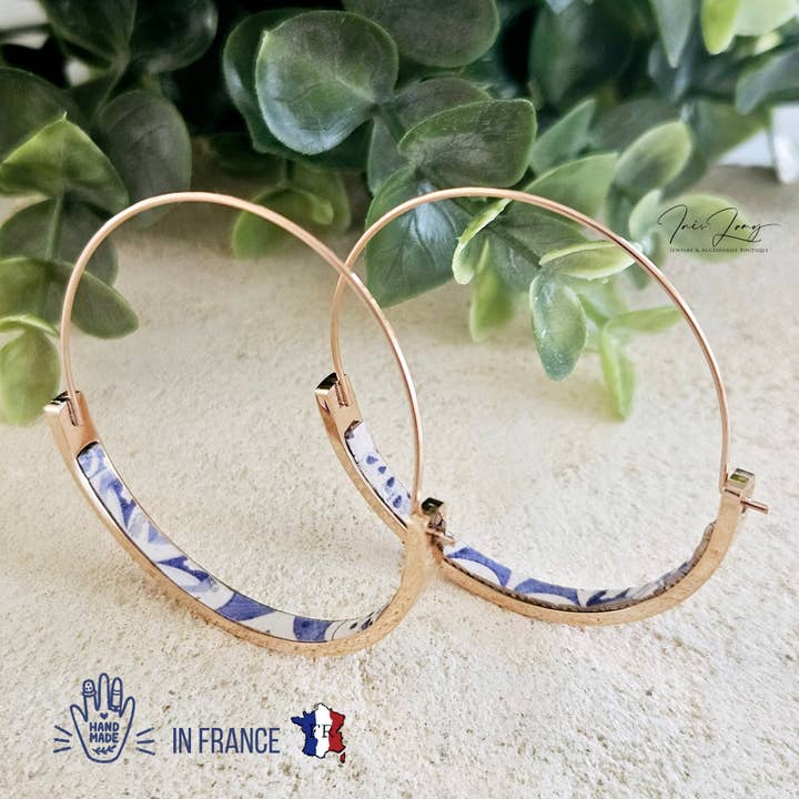 Orecchini a cerchio in sughero con motivi tiles portoghesi e filo sottile in acciaio inox color oro rosa per la vendita all'ingrosso da parte di Inês Lamy