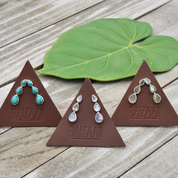 Pince à oreilles en laiton à trois facettes en forme de larme pour la vente par Baizaar