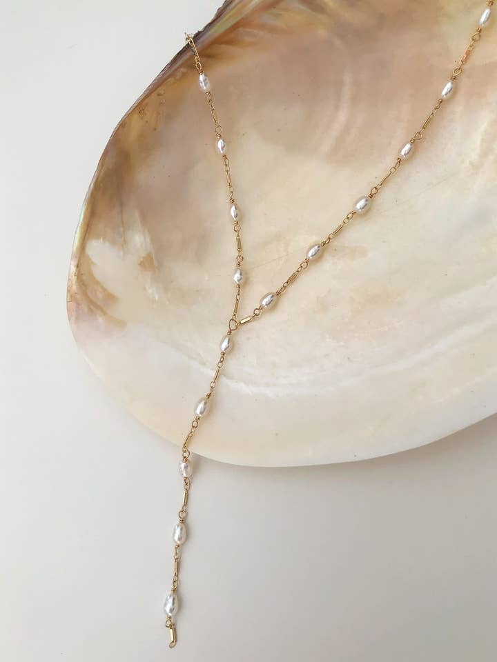 Tropfende Süßwasserperle Y Halskette - weiß für den Großhandel von Christine Elizabeth Jewelry