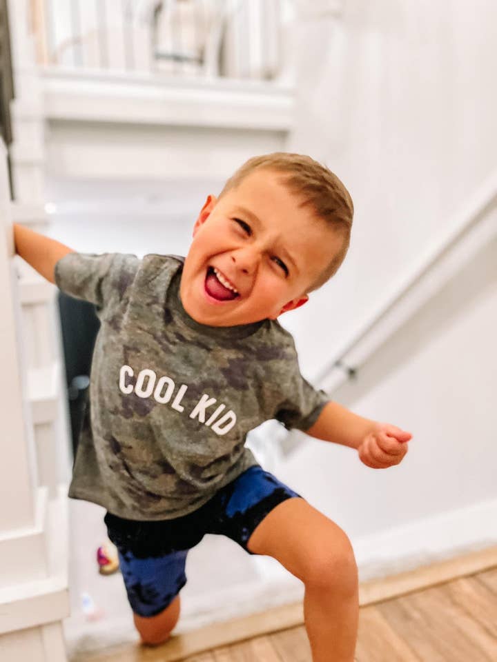 COOL KID | T-shirt à manches courtes camouflage pour la vente par Bizzy's Wholesale