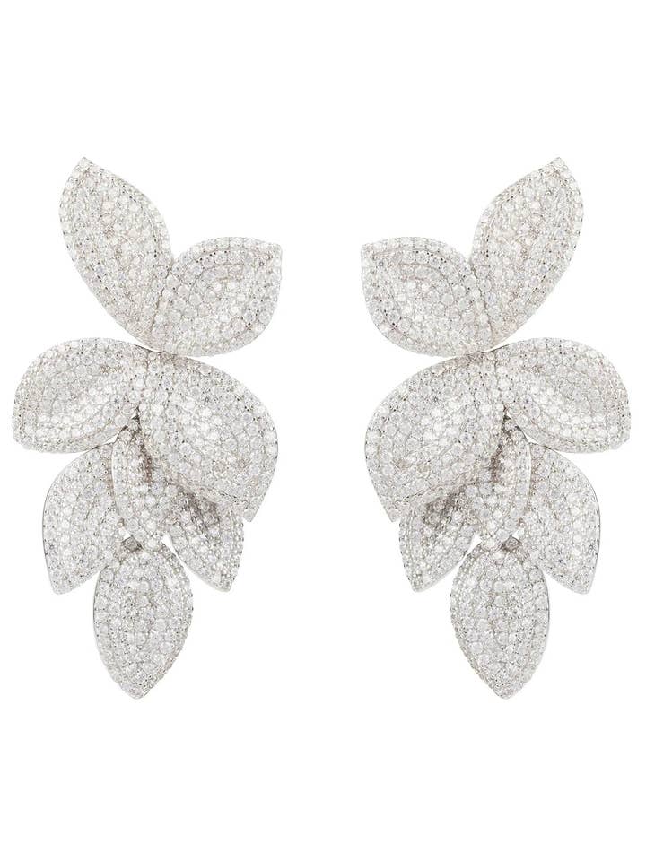 Bloemoorbellen met waterval van bloemblaadjes, zilver, clip-on voor wholesale door Latelita