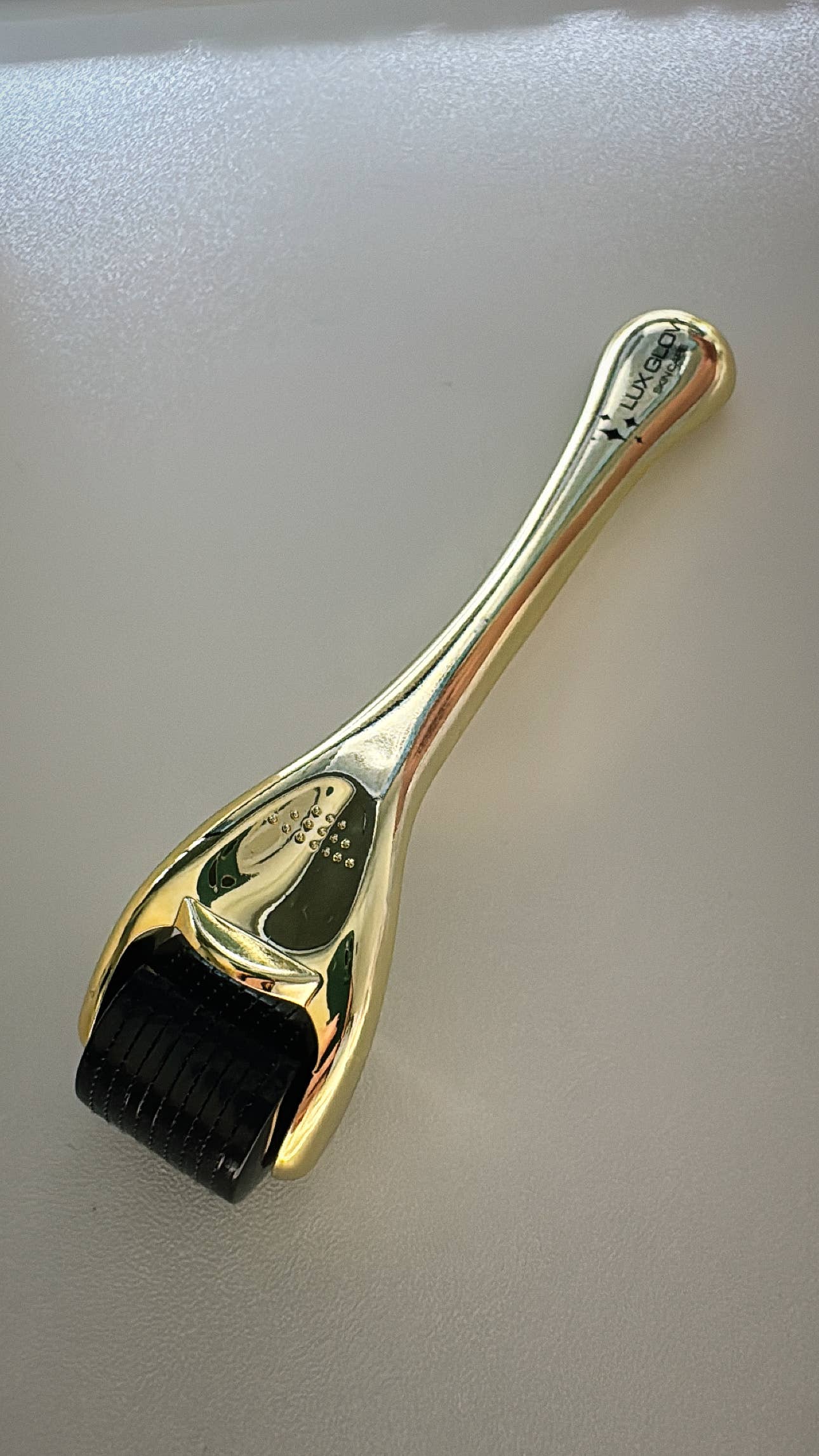 Lux Glow Skin Care - Vente Rouleau beauté/visage - Outil de microneedling à rouleau en or pour la peau3