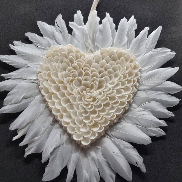 Coração decorativo artesanal com conchas e penas naturais por atacado de Bali and co