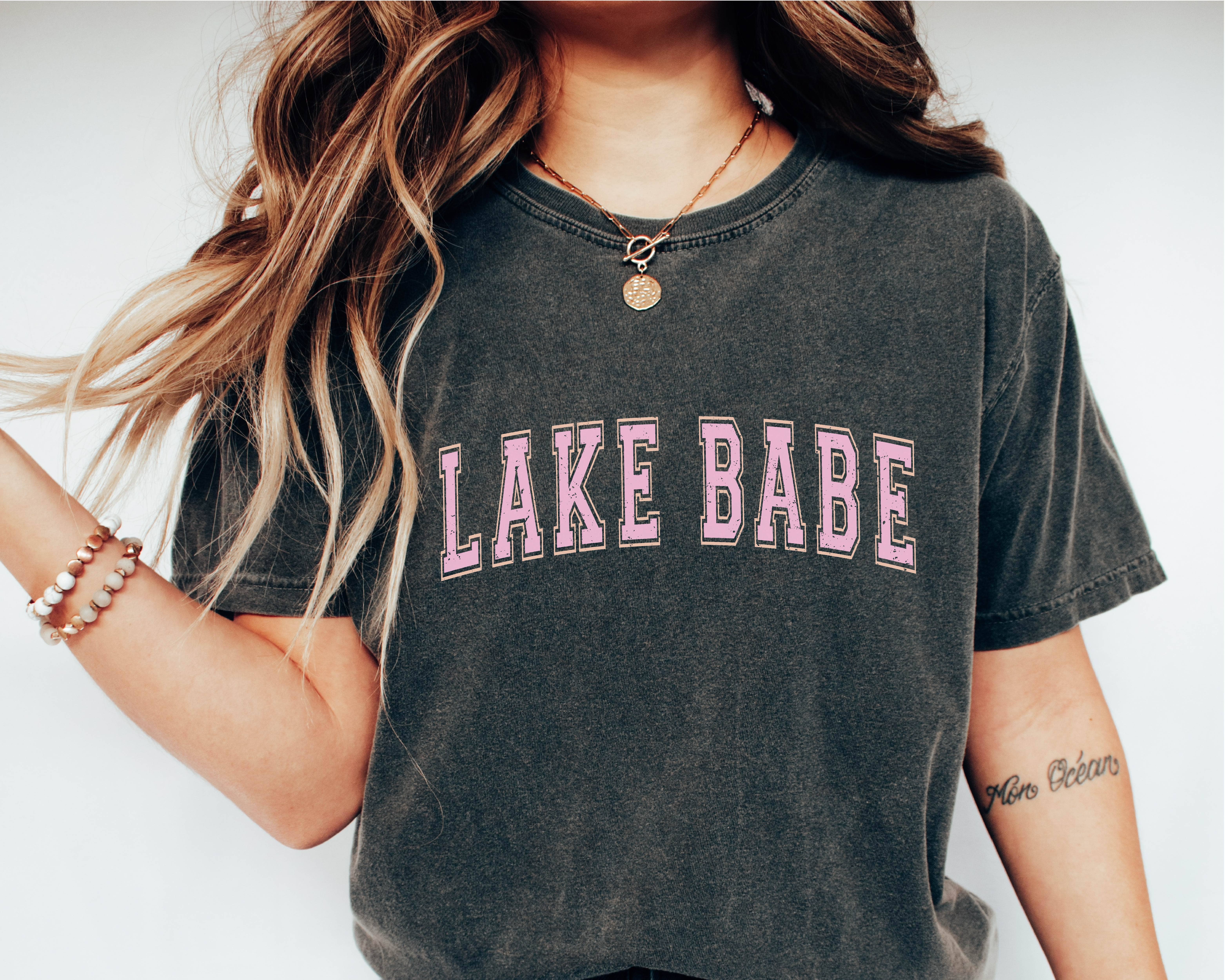 P E T I T R U E – T-shirt estampada - Mulher por atacado – Vestuário de Verão Lake Graphic Tee Lake Babe0