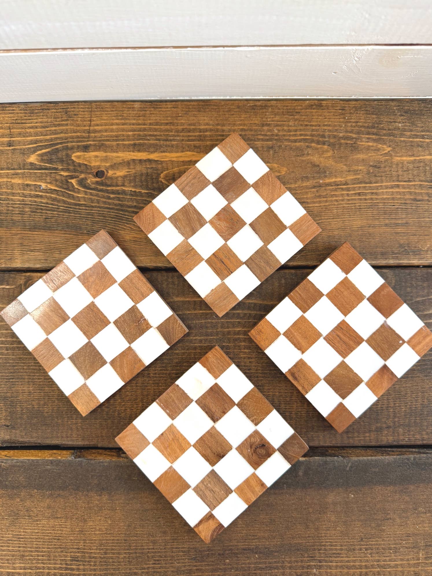 Made Market Co. – Engroshandel Bordskånere – Ternede træbrikker med holder2