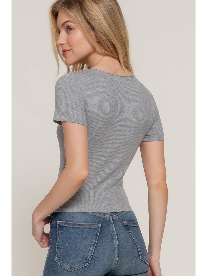 Active Basic | Active USA – wholesale Stickad topp - Dam – Kortärmad topp med rund halsringning, spets och satinrosett i ribbstickat tyg26