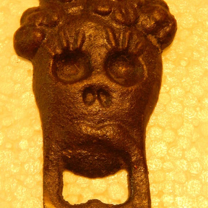 Flaskeåbner - Støbejern Dødningehoved med Blomster for engroshandel hos Repro Depot