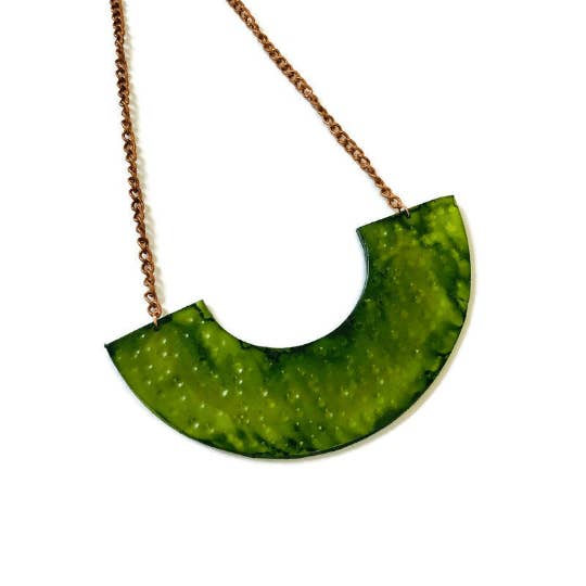 Collier tendance vert olive en forme de U pour la vente par Sassy Sacha Jewelry