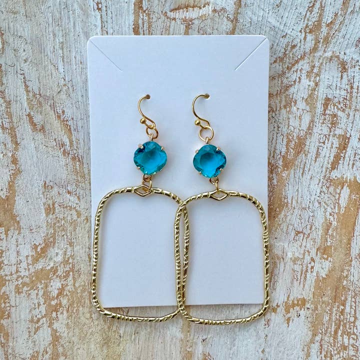 Topazio blu con pendente in oro testurizzato per la vendita all'ingrosso da parte di XO Wholesale