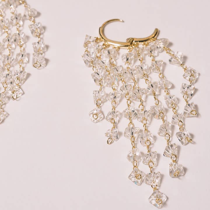 Janna Conner – wholesale Hängande örhängen – Murial Crystal Drop örhängen | 18K guldplätering | Kristall2