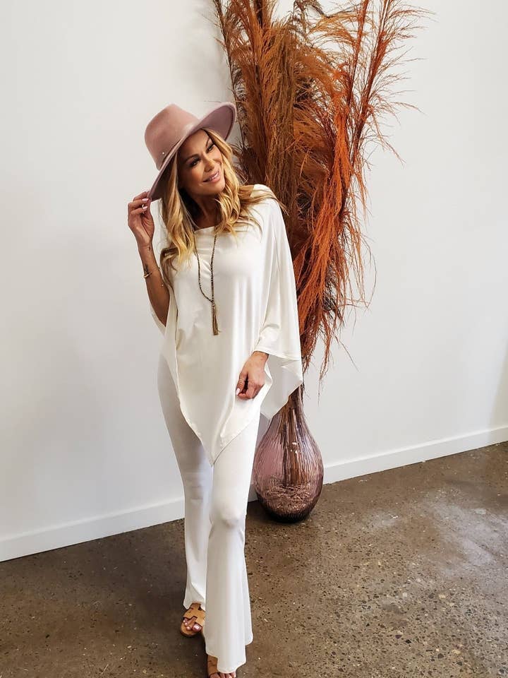 Lounge Costume Poncho Ivoire pour la vente par Baz Apparel