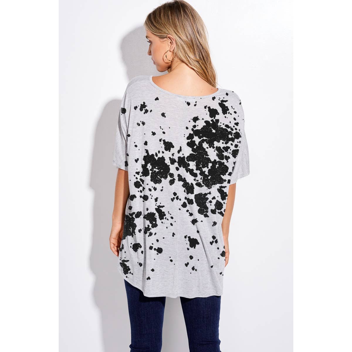 Phil Love – Engroshandel Grafisk t-shirt - Dame – Ko print v-hals løs pasform top2