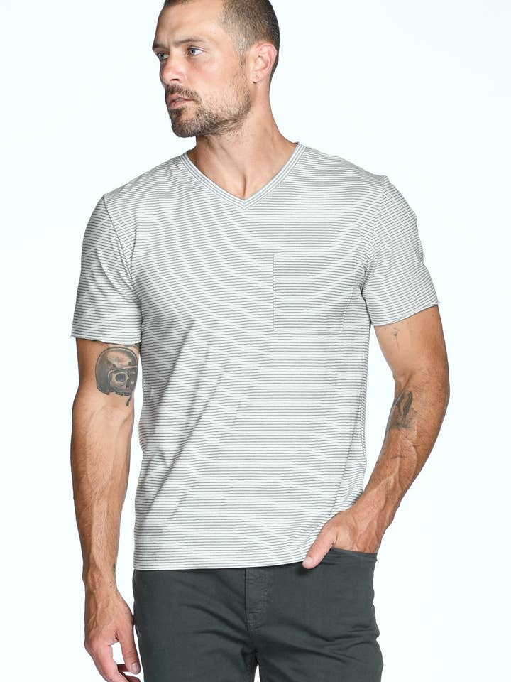 T-shirt à rayures à col en V avec grande poche pour homme Princeton pour la vente par Mika Jaymes