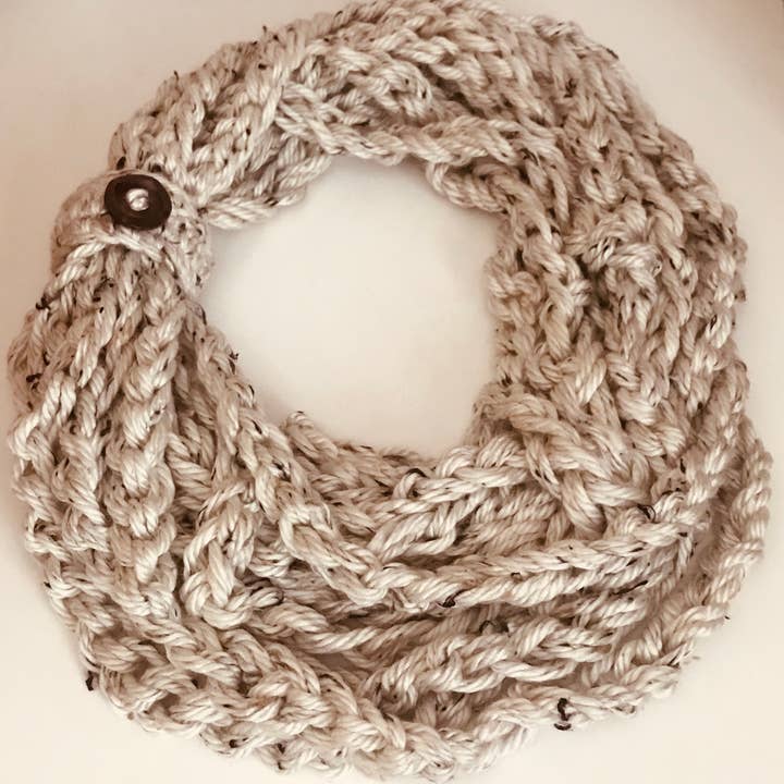 Cache enchaîné rustique pour la vente par Just for Moppets