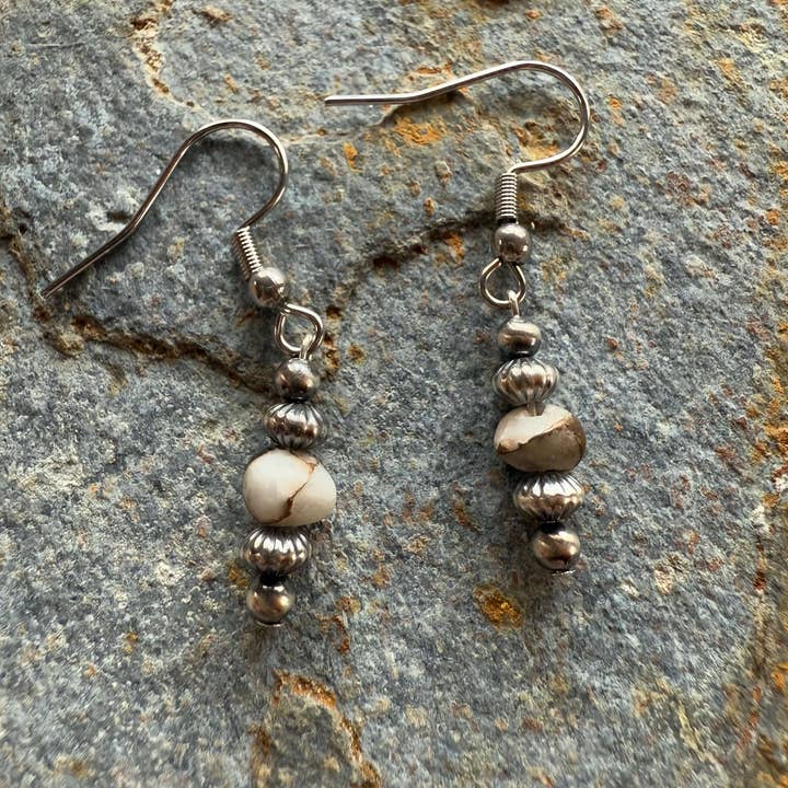 Pendientes de perlas corrugadas de plata de ley y búfalo blanco para venta al por mayor de Wild Mountain Silver