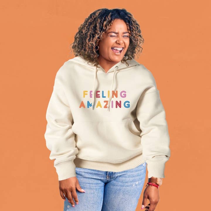 Sweat à capuche oversize Feeling Amazing en coton biologique pour la vente par The Vivid Design House