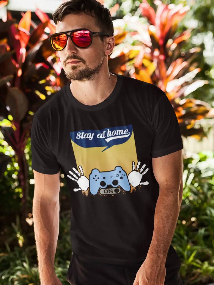 T-shirt ULTRABASIC pour homme - Stay at Home Game Mode On - Chemise amusante pour joueurs pour la vente par ULTRABASIC