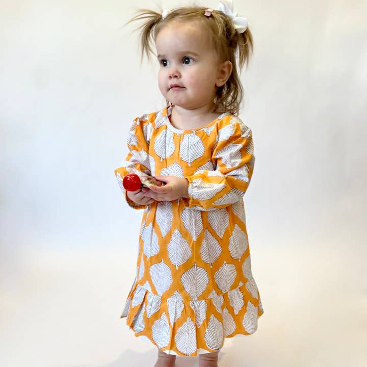 Robe artisanale d'automne pour filles avec imprimé feuilles pour la vente par Meerahi