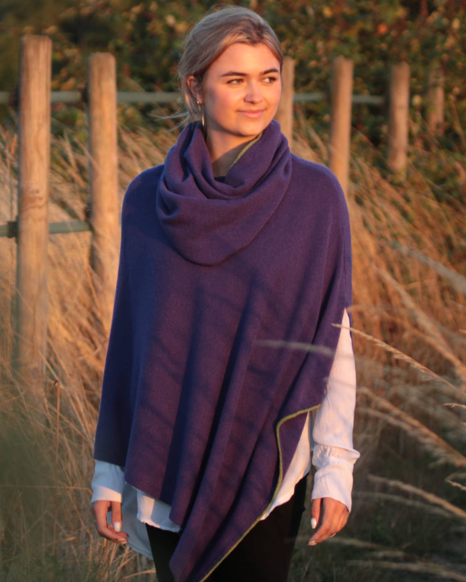 Cadenza Italy Ltd – wholesale Halsduk - Dam – Snood i kashmirblandning med kontrasterande kantdetaljer2