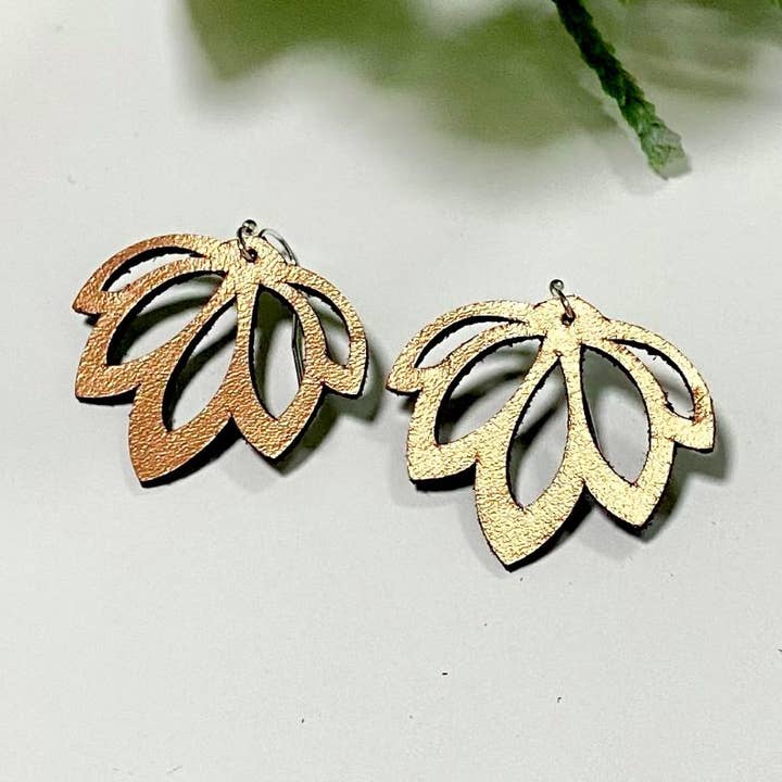 Boucles d'oreilles fleur de lotus pour la vente par HEIR Leather Jewellery