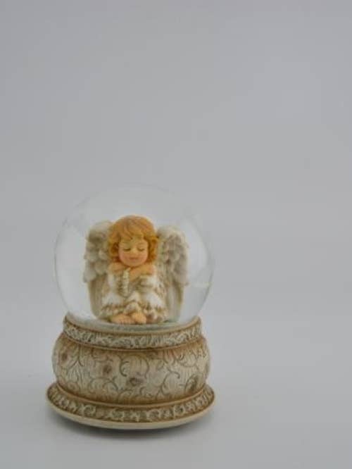 Boule à neige en forme d'ange assis de 100 mm pour la vente par Musicbox world
