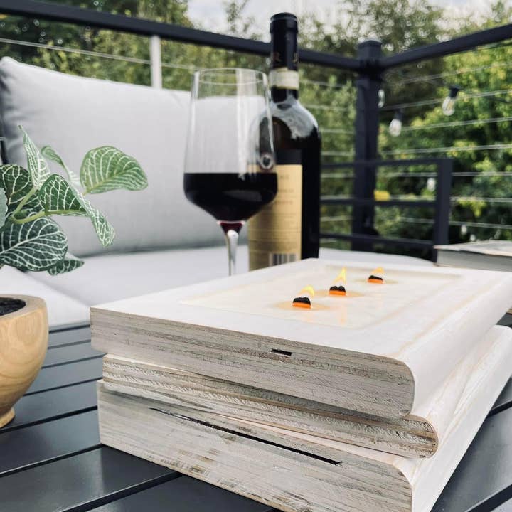 PREORDENA una hermosa vela Book Stack, 22 oz, mezcla de soja y coco para venta al por mayor de Home & Arrow